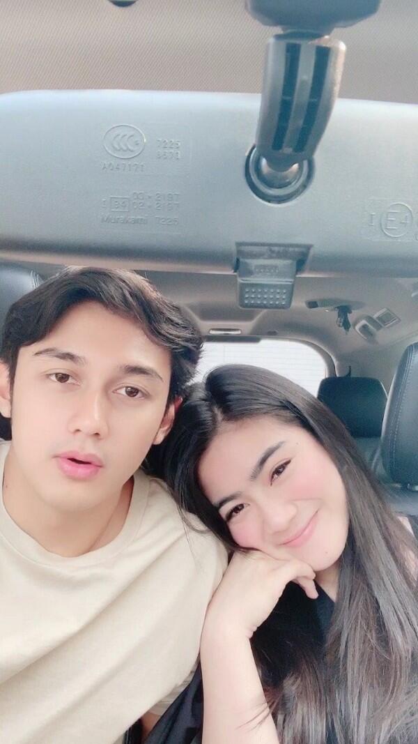 10 Gaya Pasangan Artis yang Berpose Mesra di Dalam Mobil, So Sweet!