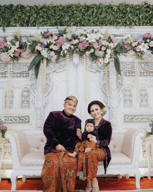 10 Potret Momen "Tedak Siten" Sheena Gabriella, Putri Momo Geisha