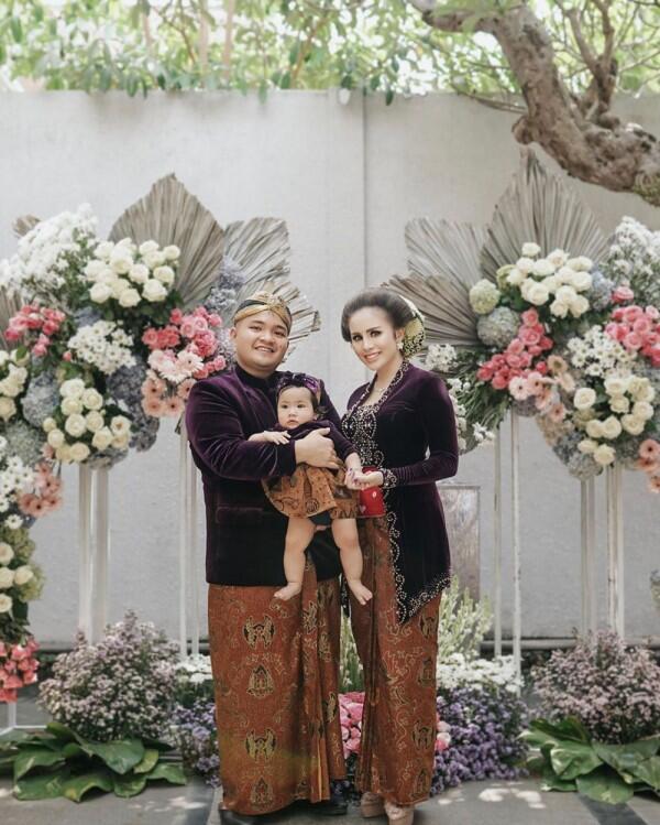 10 Potret Momen "Tedak Siten" Sheena Gabriella, Putri Momo Geisha
