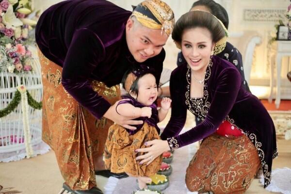 10 Potret Momen "Tedak Siten" Sheena Gabriella, Putri Momo Geisha