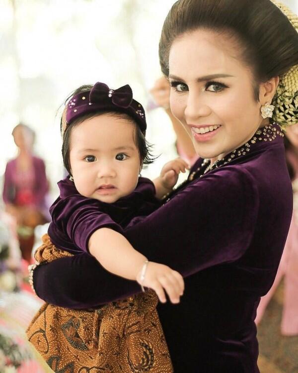 10 Potret Momen "Tedak Siten" Sheena Gabriella, Putri Momo Geisha