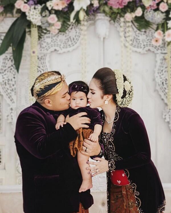 10 Potret Momen "Tedak Siten" Sheena Gabriella, Putri Momo Geisha