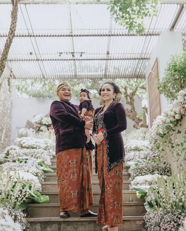 10 Potret Momen "Tedak Siten" Sheena Gabriella, Putri Momo Geisha