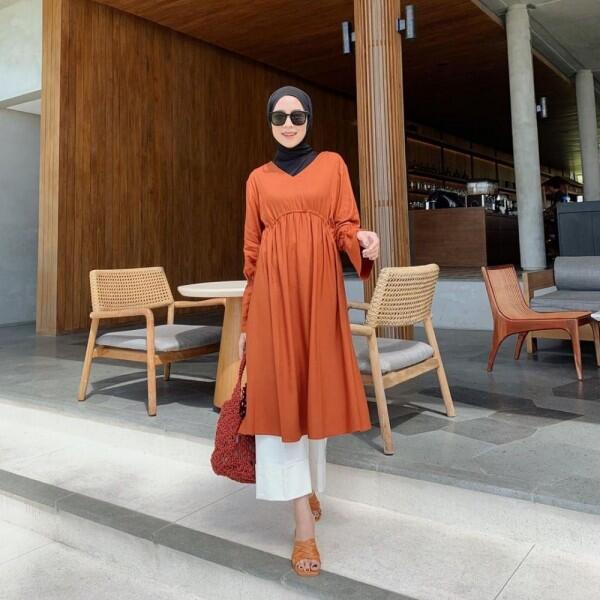 Gaya Chic dengan Hijab ala Rizky Amelia, Bikin Kamu Tampil Lebih Muda