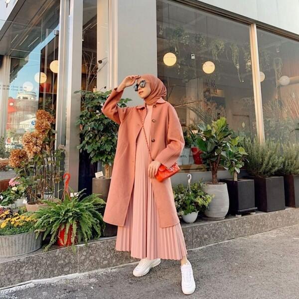 Gaya Chic dengan Hijab ala Rizky Amelia, Bikin Kamu Tampil Lebih Muda