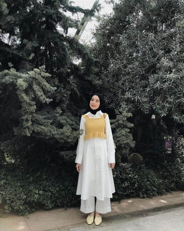 Gaya Chic dengan Hijab ala Rizky Amelia, Bikin Kamu Tampil Lebih Muda