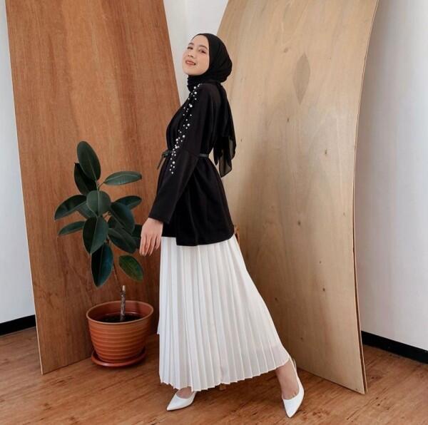 Gaya Chic dengan Hijab ala Rizky Amelia, Bikin Kamu Tampil Lebih Muda