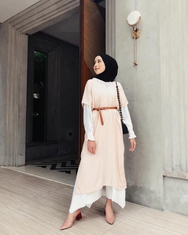 Gaya Chic dengan Hijab ala Rizky Amelia, Bikin Kamu Tampil Lebih Muda
