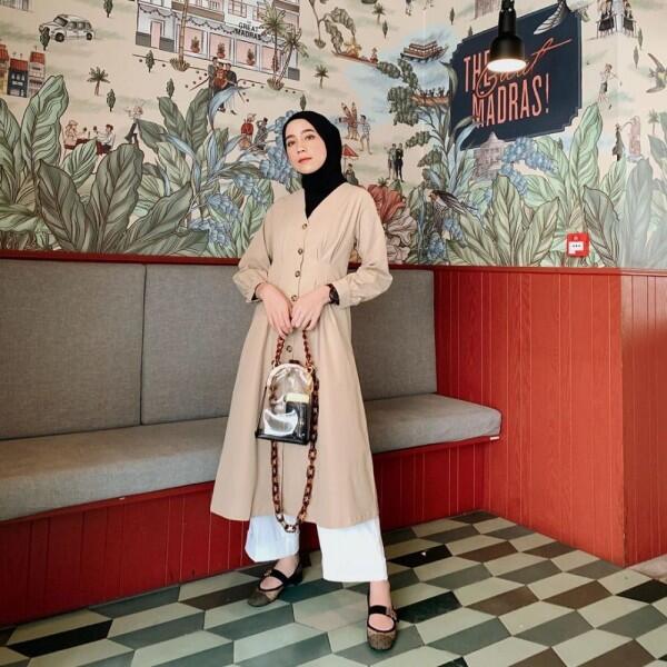 Gaya Chic dengan Hijab ala Rizky Amelia, Bikin Kamu Tampil Lebih Muda