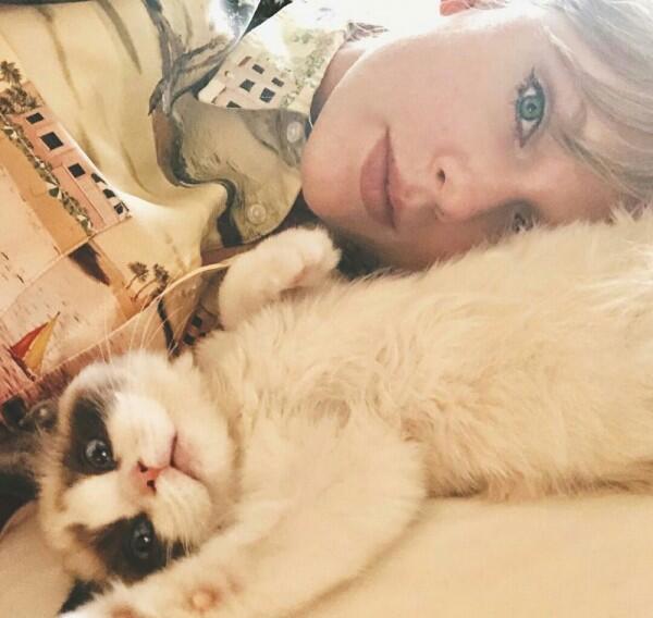 11 Potret Taylor Swift dan Kucing Kesayangan, Sama-sama Bikin Gemas