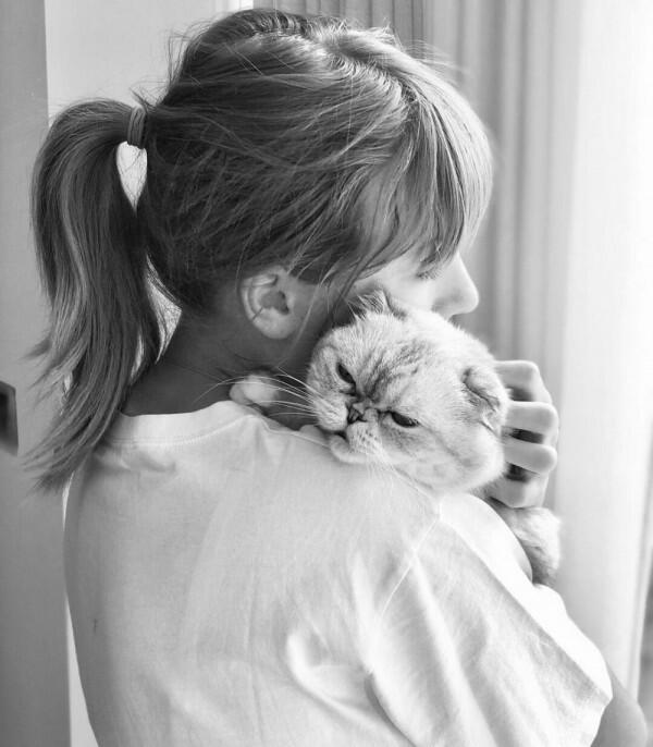 11 Potret Taylor Swift dan Kucing Kesayangan, Sama-sama Bikin Gemas