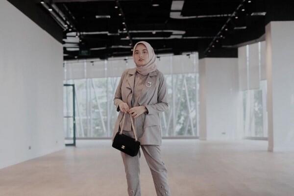 Elegan Tapi Santai, Ini 8 Ide Outfit Kantor ala Nabila Hatifa