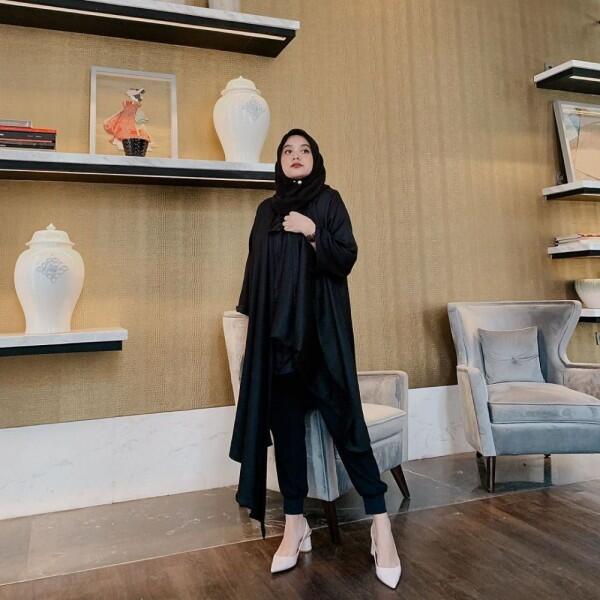 Elegan Tapi Santai, Ini 8 Ide Outfit Kantor ala Nabila Hatifa