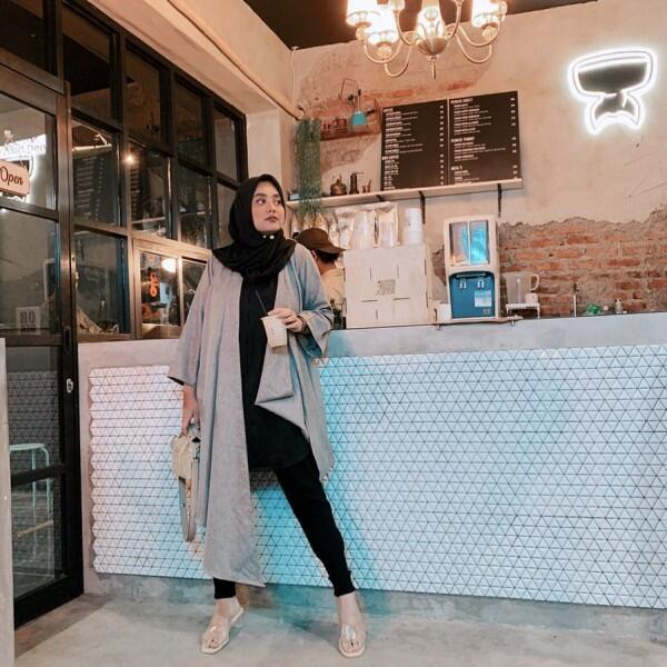 Elegan Tapi Santai, Ini 8 Ide Outfit Kantor ala Nabila Hatifa