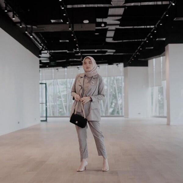 Elegan Tapi Santai, Ini 8 Ide Outfit Kantor ala Nabila Hatifa