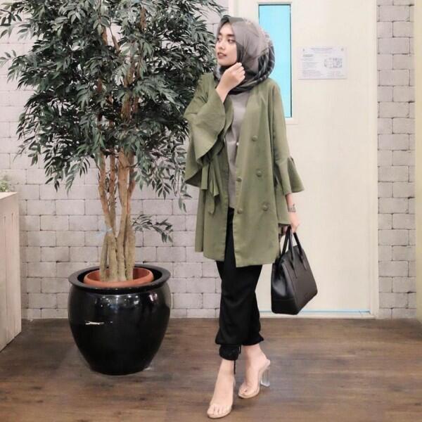 Elegan Tapi Santai, Ini 8 Ide Outfit Kantor ala Nabila Hatifa