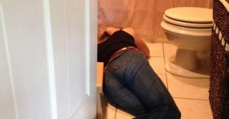 Beberapa Alasan Tentang Pintu Toilet Umum Yang Tidak Menyentuh Lantai