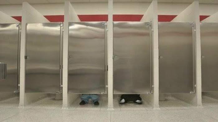 Beberapa Alasan Tentang Pintu Toilet Umum Yang Tidak Menyentuh Lantai