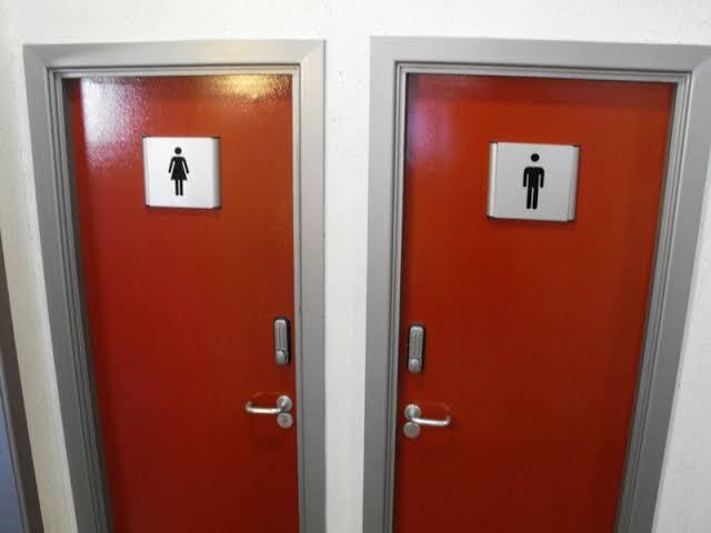 Beberapa Alasan Tentang Pintu Toilet Umum Yang Tidak Menyentuh Lantai