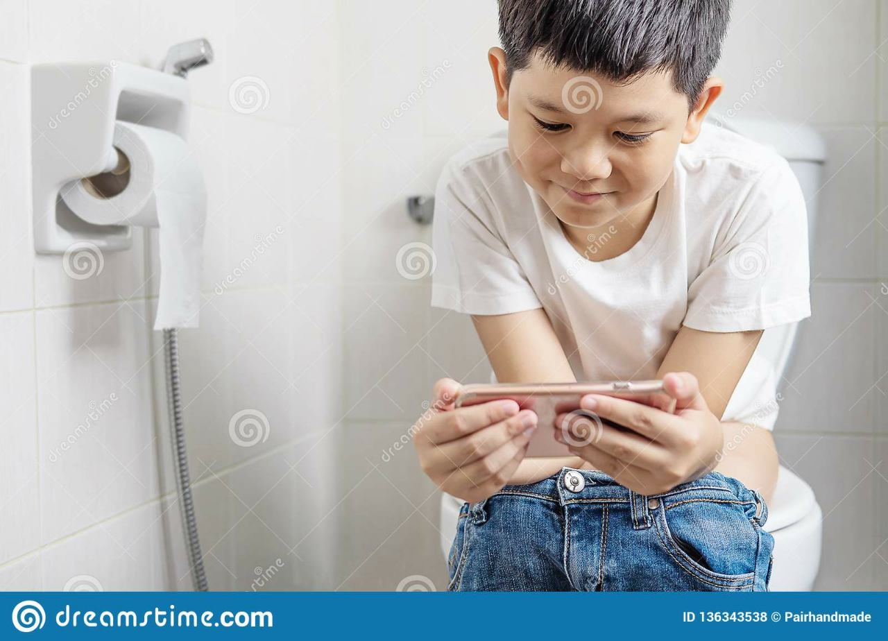 Beberapa Alasan Tentang Pintu Toilet Umum Yang Tidak Menyentuh Lantai