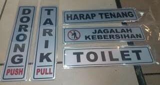 Beberapa Alasan Tentang Pintu Toilet Umum Yang Tidak Menyentuh Lantai