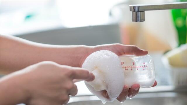 Bahaya! Kalau Botol Susu Nggak Segera Dibersihkan