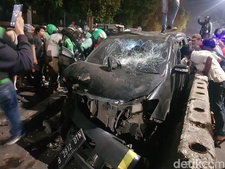 Belasan Motor Kejar dan Amuk Mobil Hitam di Pasar Minggu, Kenapa?