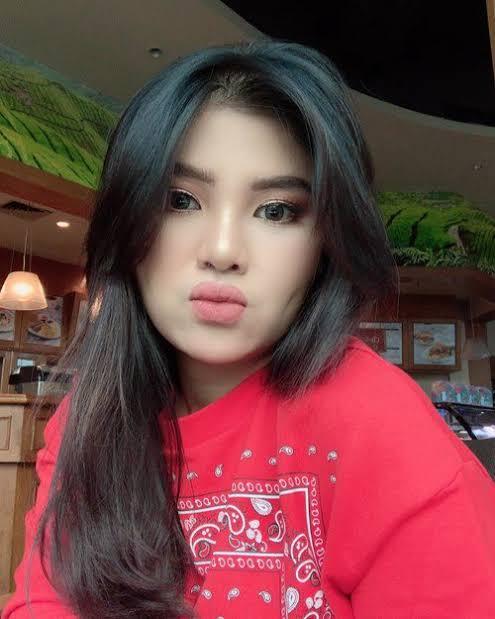 Meldi Tidak Bisa Kupas Jeruk; Mungkin Dia Pikir Jeruk Itu Diiris Tipis-tipis.