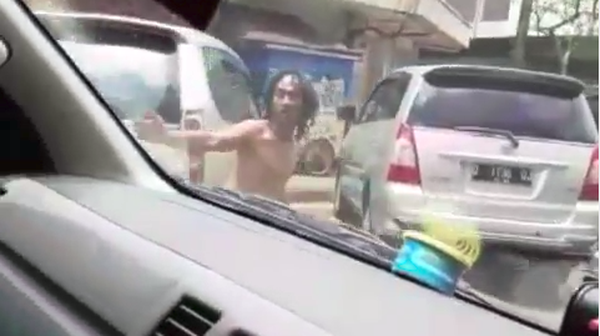 Viral Video Pengidap Gangguan Jiwa Bantu Buka Jalan Ambulans di Bandung