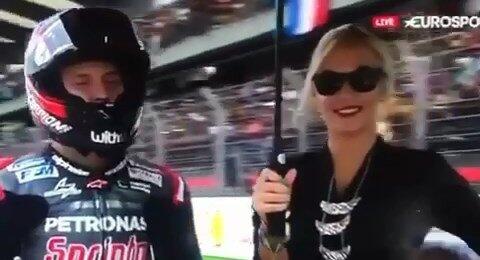 Memakai Kebaya Di Motogp Malaysia, Umbrella Girl Ini Bikin Gaduh Netizen!