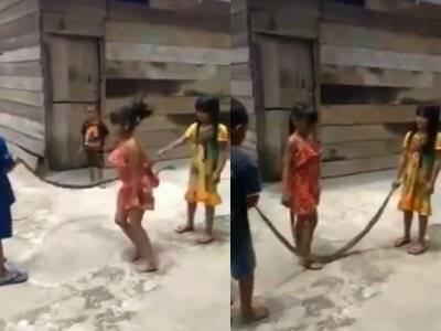 Antimainstream! Bocah-bocah Ini Main Lompat Tali Pakai Ular