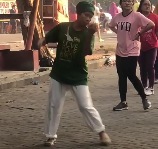 Heboh, Video Emak-emak Senam dengan Semangat Penuh! Kok yang Lain Diam Aja?
