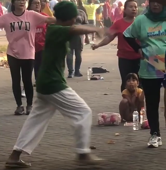Heboh, Video Emak-emak Senam dengan Semangat Penuh! Kok yang Lain Diam Aja?