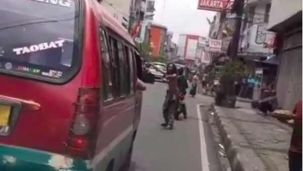 Viral Pengidap Gangguan Jiwa Bantu Ambulans Buka Jalan di Bandung