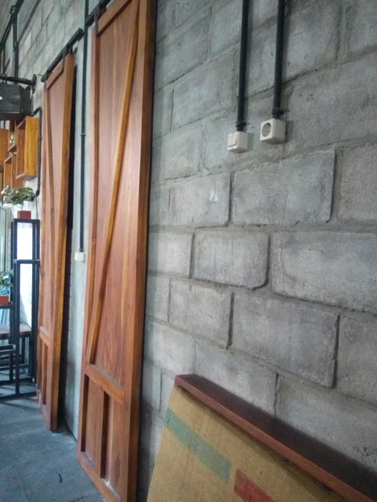 Kebutuhan Primer Netizen: Colokan Listrik