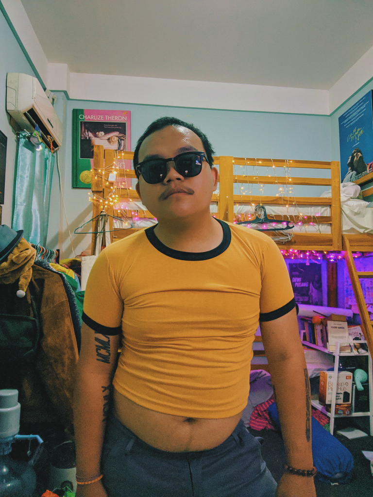 Pria Ini Mencoba Kaos Murah Rp 7 Ribu Dari Flash Sale, Malah Seperti Model Crop Top