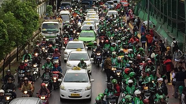 Teror Kenyamanan Berlalu Lintas Ojek Online