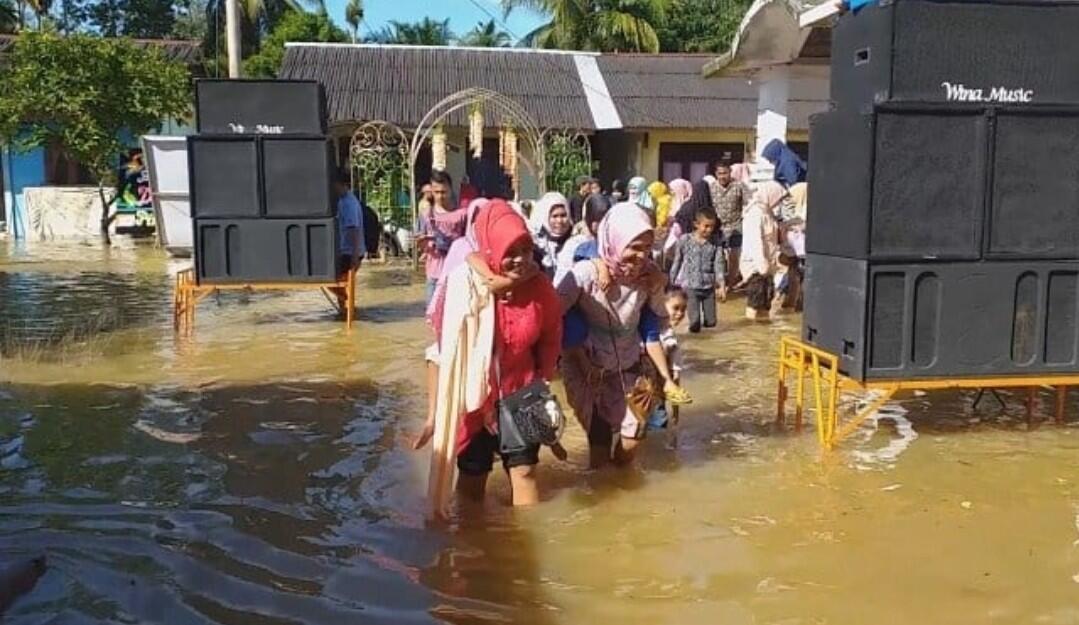 Pengantin di Aceh Barat Rayakan Resepsi di Tengah Banjir