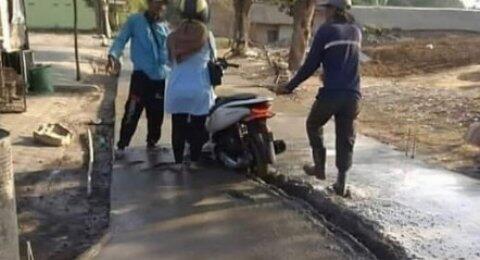 Viral Pemotor Nekat Terobos Jalan Beton Basah, Warganet: Bar-Bar Sangat!