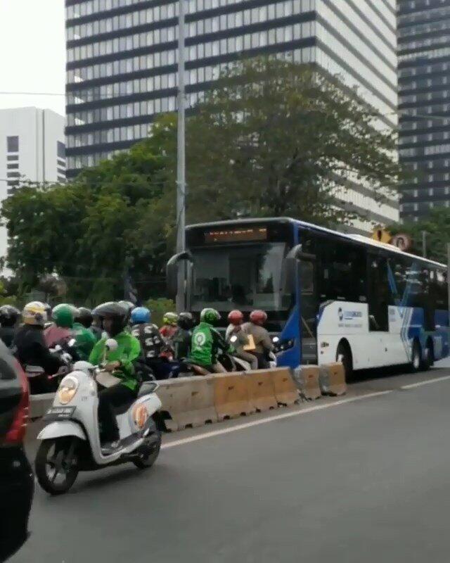 Miris, Bus Transjakarta Disuruh Mundur oleh Pemotor yang Lawan Arus