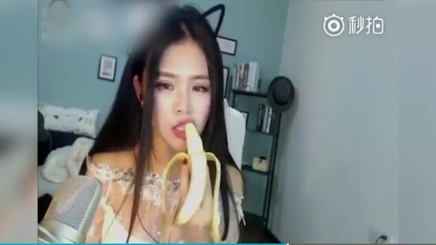 Gegara Ingin Melihat Streamer Cantik Makan Pisang, Pria Ini Tega Menjual Anaknya