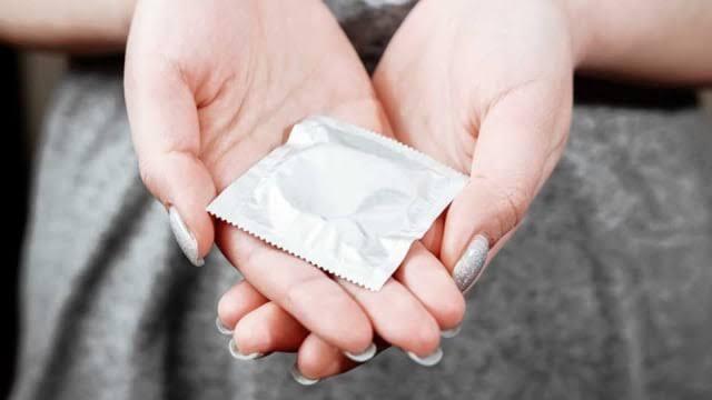 5 Pertanyaan Absurd yang Ada di Pikiran Cewek Tentang Kondom? Malu Sih!
