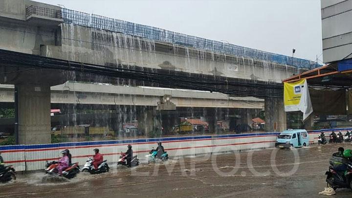 Hujan Deras, Ada Air Terjun Dadakan di Tol Becakayu