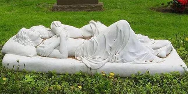 10 Makam dengan Batu Nisan Unik dan Aneh, Antimainstream Gan! Ada yang Mau Coba? 