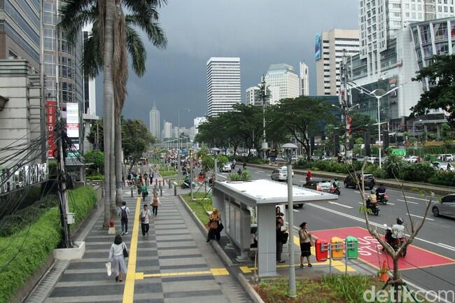 Pemprov DKI Siapkan 13 Titik PKL di Trotoar Sudirman-Thamrin