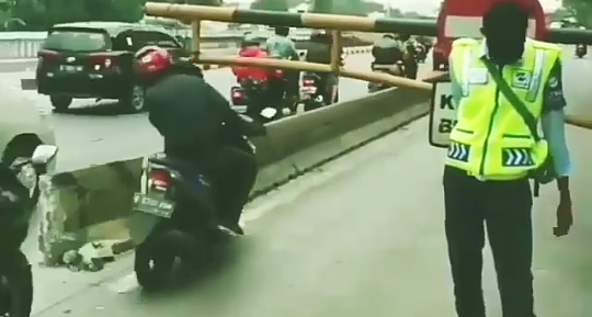 Viral, Video Pengendara Motor Terobos Jalur Bus Way Tak Pedulikan Petugas! Waras Gak?