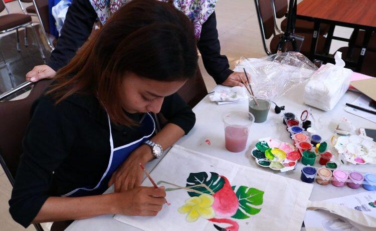 Melukis di Tote Bag Bisa Mengurangi Sampah Plastik