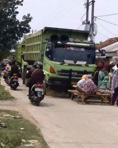 Viral, Foto Lucu Emak-emak Super Santuy! Lah Itu Emak Ngapain ya Nongkrong di Warnet?