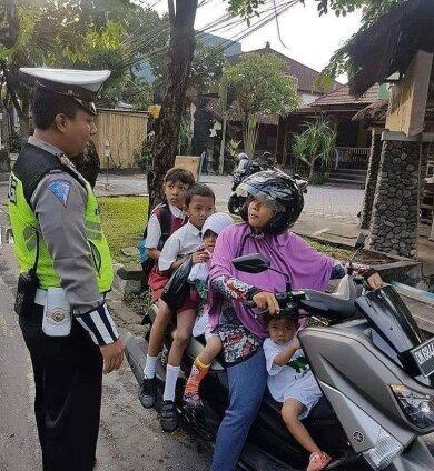 Viral Foto  Lucu  Emak  emak  Super Santuy Lah Itu Emak  