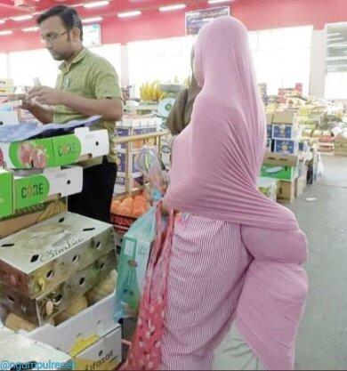 Viral, Foto Lucu Emak-emak Super Santuy! Lah Itu Emak Ngapain ya Nongkrong di Warnet?